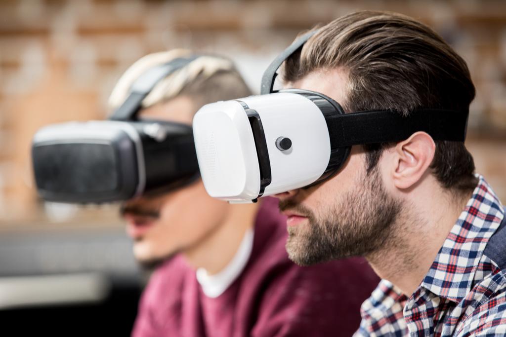 Miehet virtuaalitodellisuus lasit
 - Valokuva, kuva