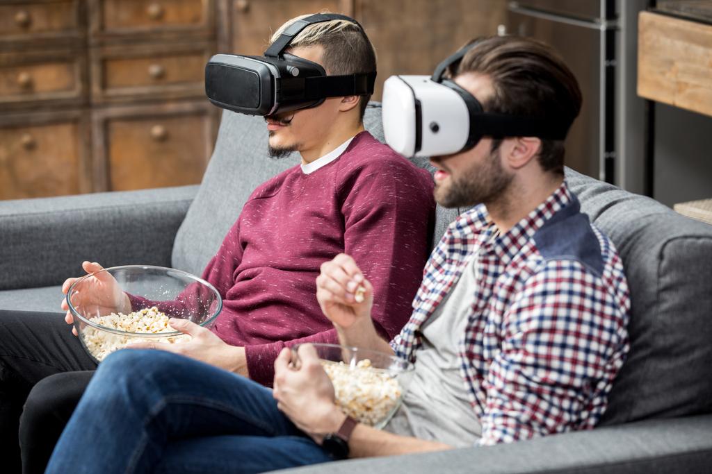 Männer mit Virtual-Reality-Brille - Foto, Bild