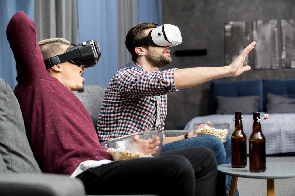 Чоловіки у окулярах віртуальної реальності
 - Фото, зображення