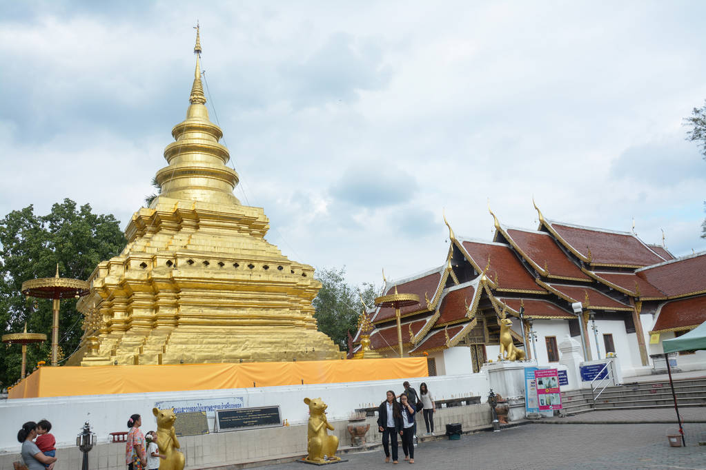 CHIANGMAI, THAILANDIA - DIC 18,2016: Wat Phra That Sri Chom Thong Worawihan tempio situato a Chiang Mai, Thailandia
 - Foto, immagini