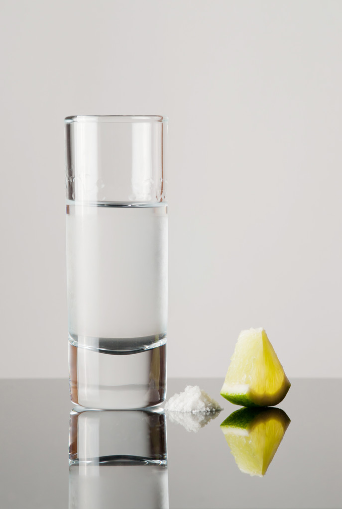 Tequila im Glas mit einer Zitronenscheibe - Foto, Bild