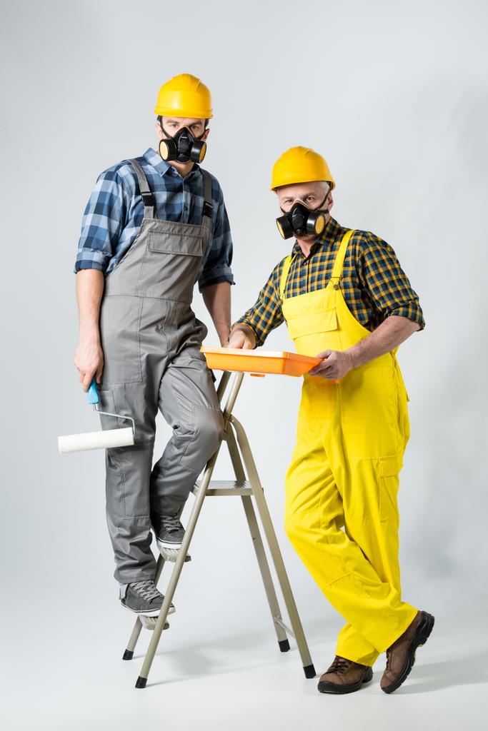 Trabajadores con rodillo de pintura
 - Foto, Imagen
