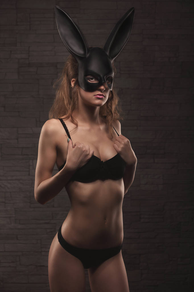 portret seksowna młoda kobieta stwarzających w maska królik - Zdjęcie, obraz
