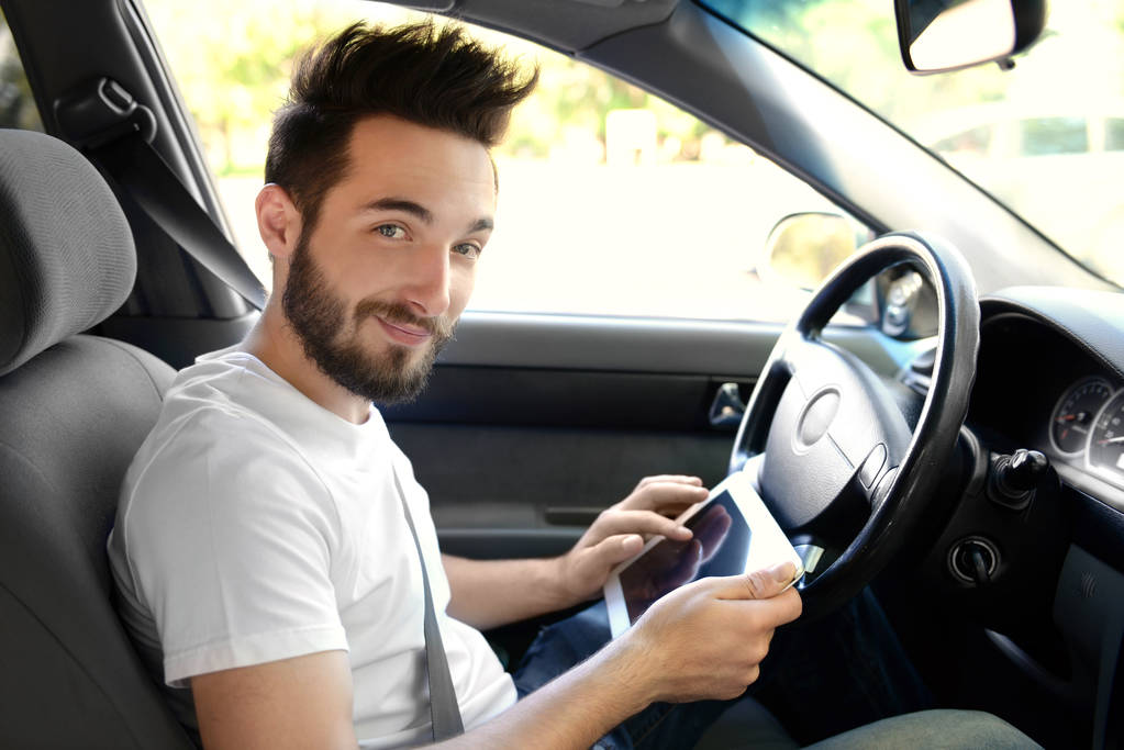 Tablet ile yakışıklı sürücü - Fotoğraf, Görsel