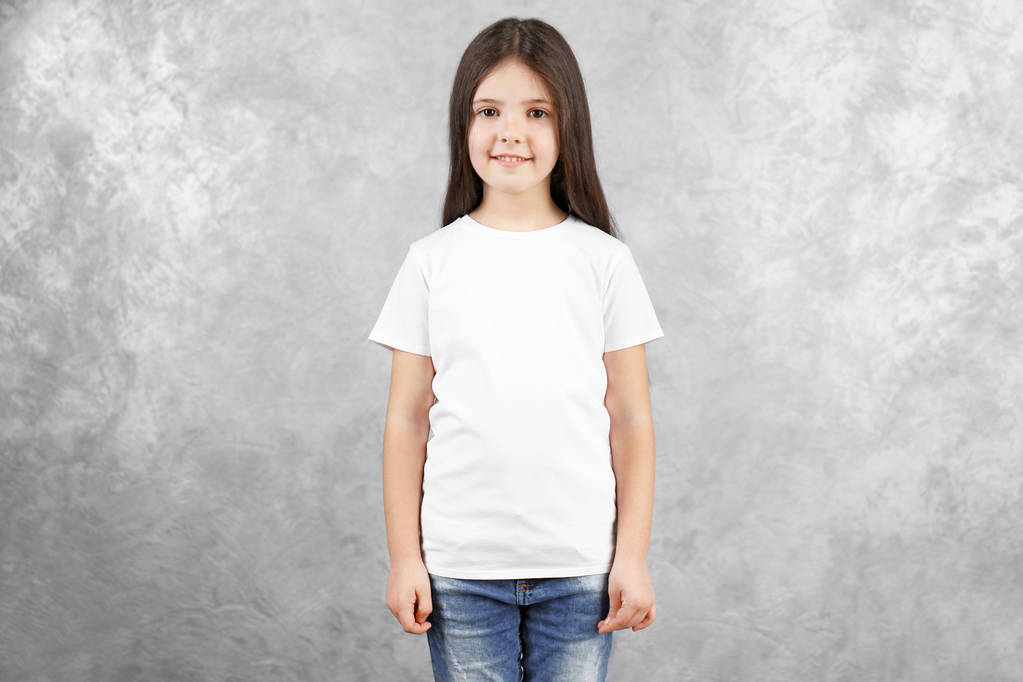 Niña en camiseta en blanco
 - Foto, imagen