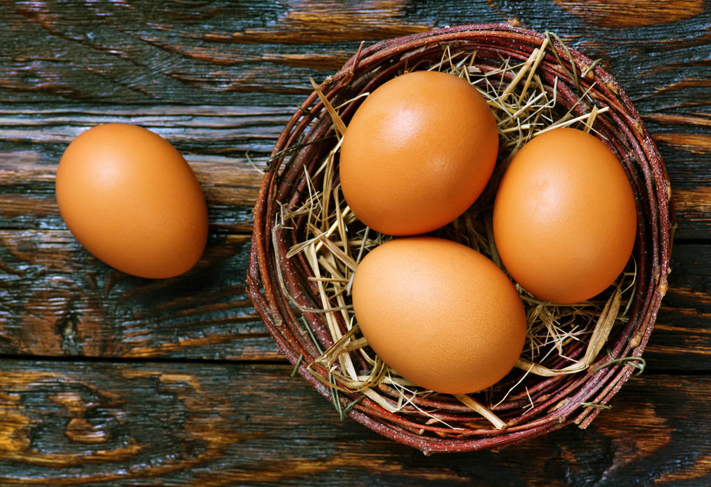 Курячі яйця в кошику
 - Фото, зображення