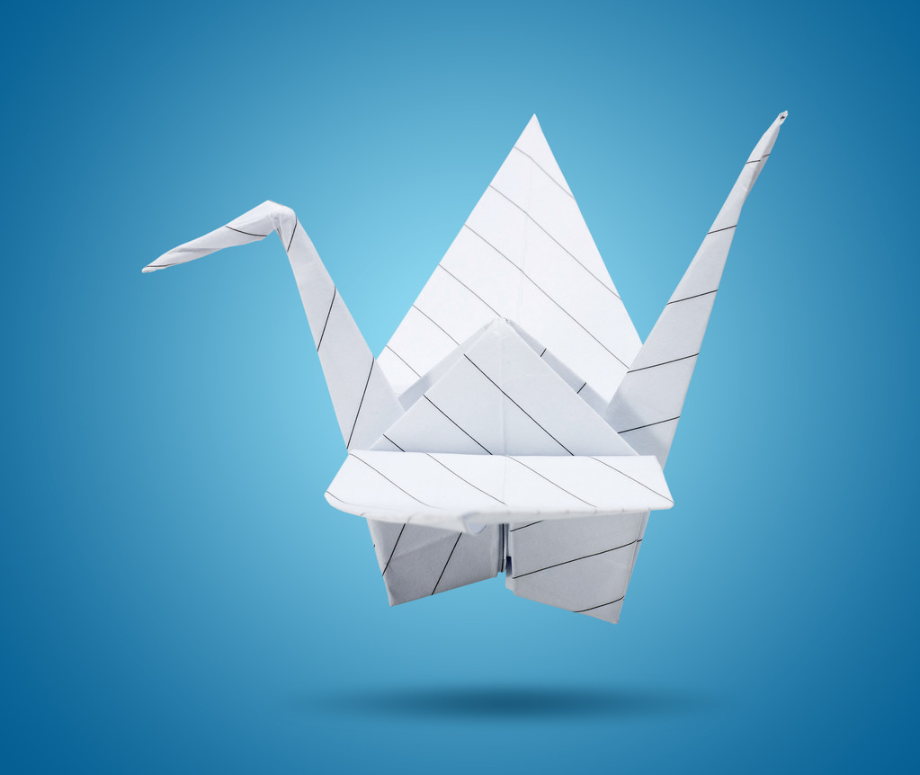 線と白い紙の折り紙の鶴 - 写真・画像