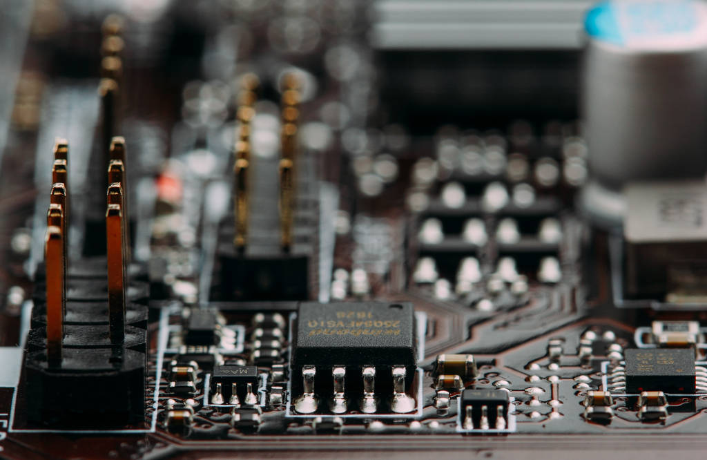Geïntegreerde semiconductor microprocessor van de microchip op blauwe printplaat die representatief zijn voor de high-tech industrie en computer science.macro.slective focus . - Foto, afbeelding