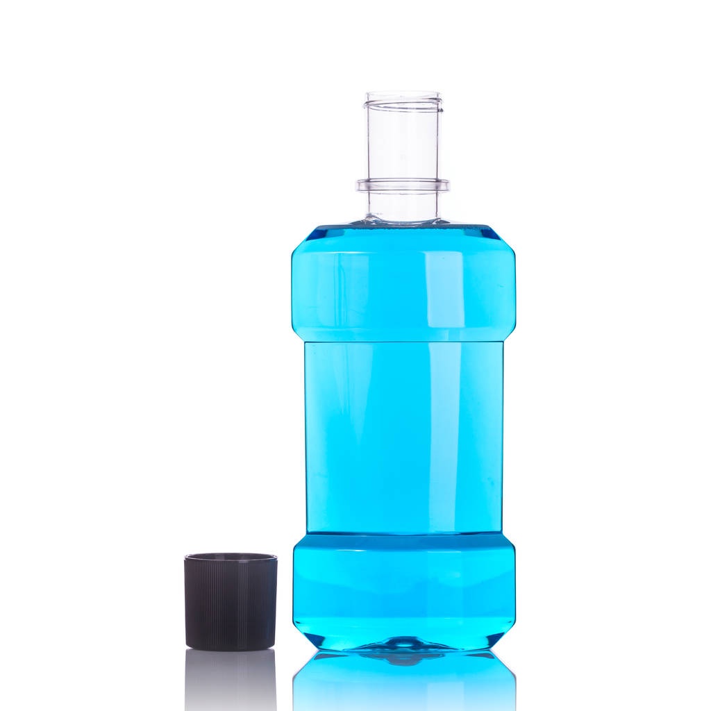 Láhev modrá ústních vodách. Studio záběr izolované na bílém  - Fotografie, Obrázek