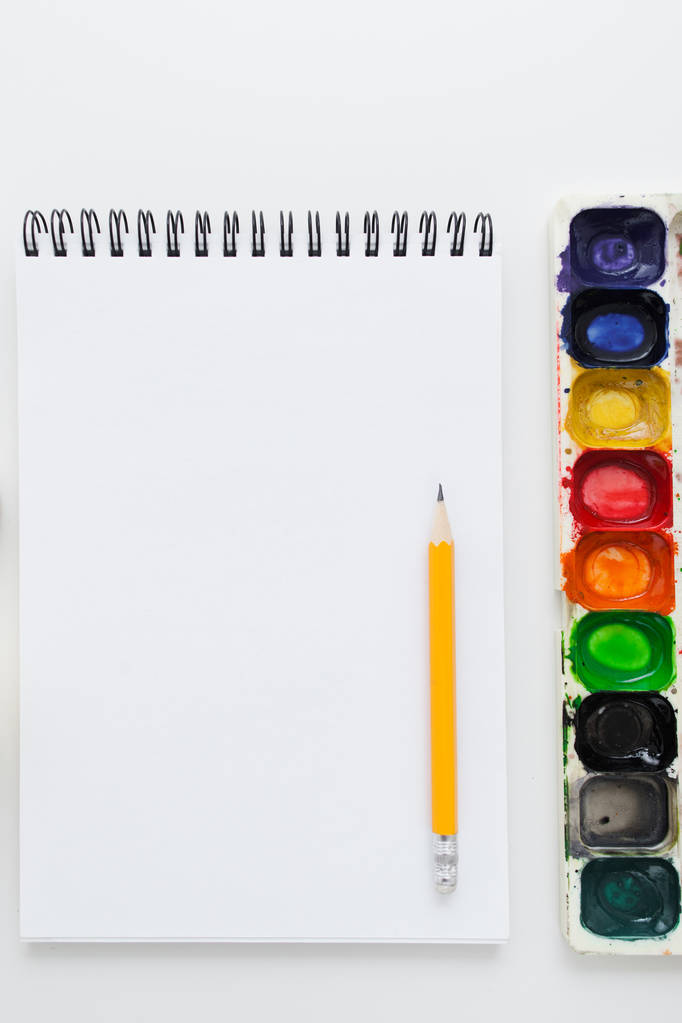Boş defter kalem ve suluboya palet ile - Fotoğraf, Görsel