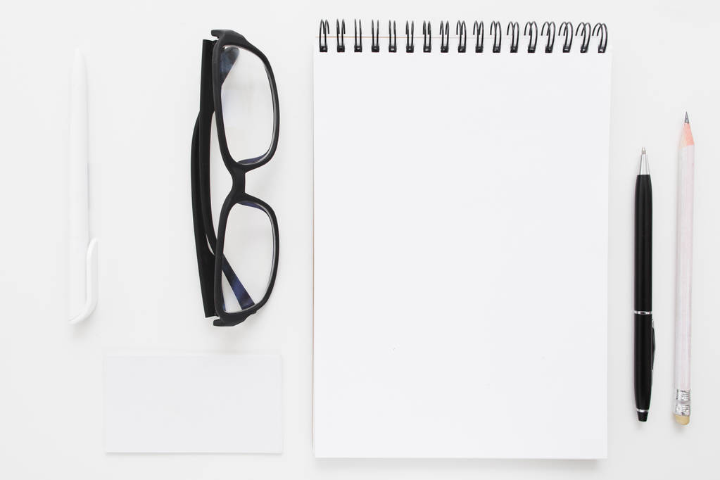 Κενό σημειωματάριο με γυαλιά και χαρτικά κοροϊδεύω - Φωτογραφία, εικόνα