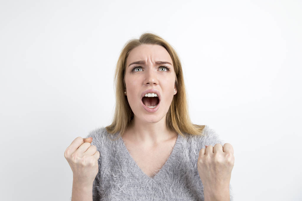 Mulher loura irritada gritando
 - Foto, Imagem