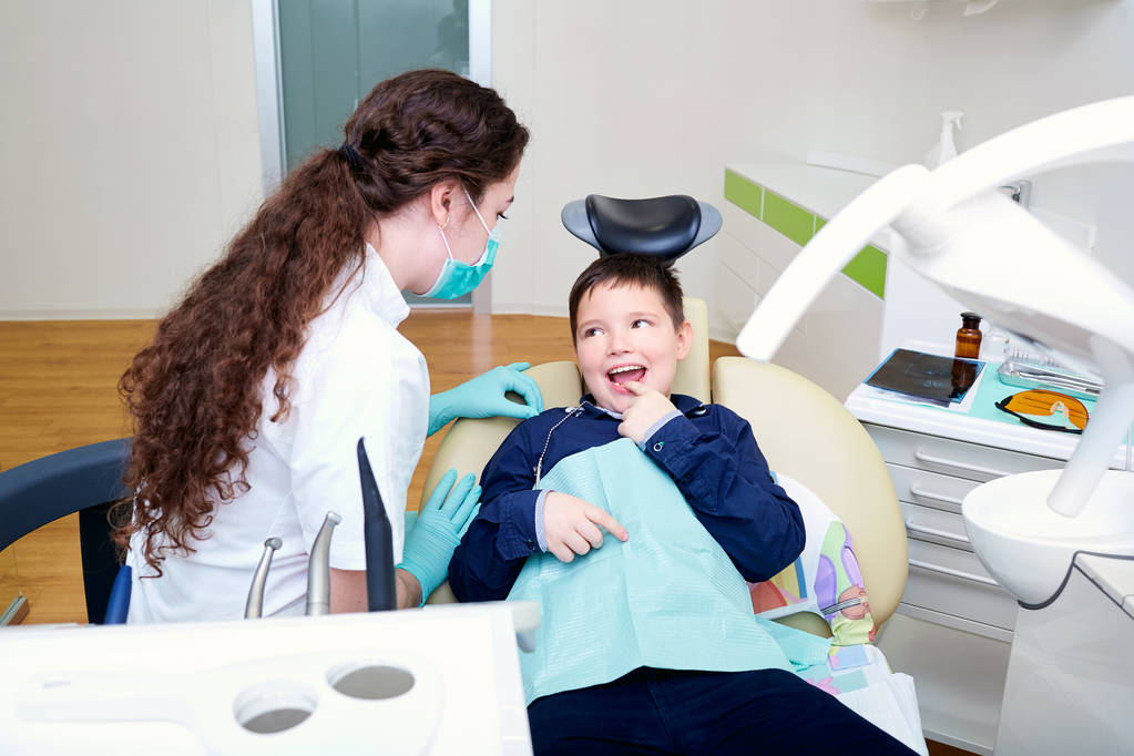 Dítě v zubní křeslo s ženský lékař - Fotografie, Obrázek
