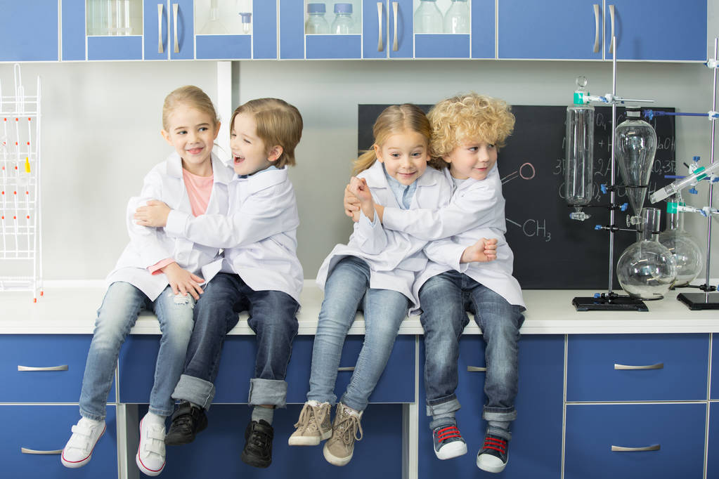 Schoolkinderen zitten in laboratorium  - Foto, afbeelding