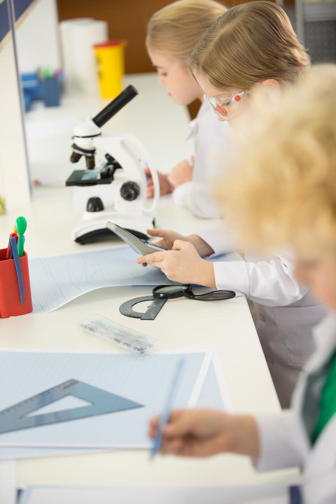 Niños estudiando en el laboratorio
 - Foto, Imagen