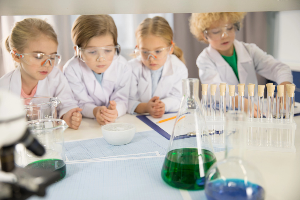 Schoolkinderen studeren in laboratorium    - Foto, afbeelding