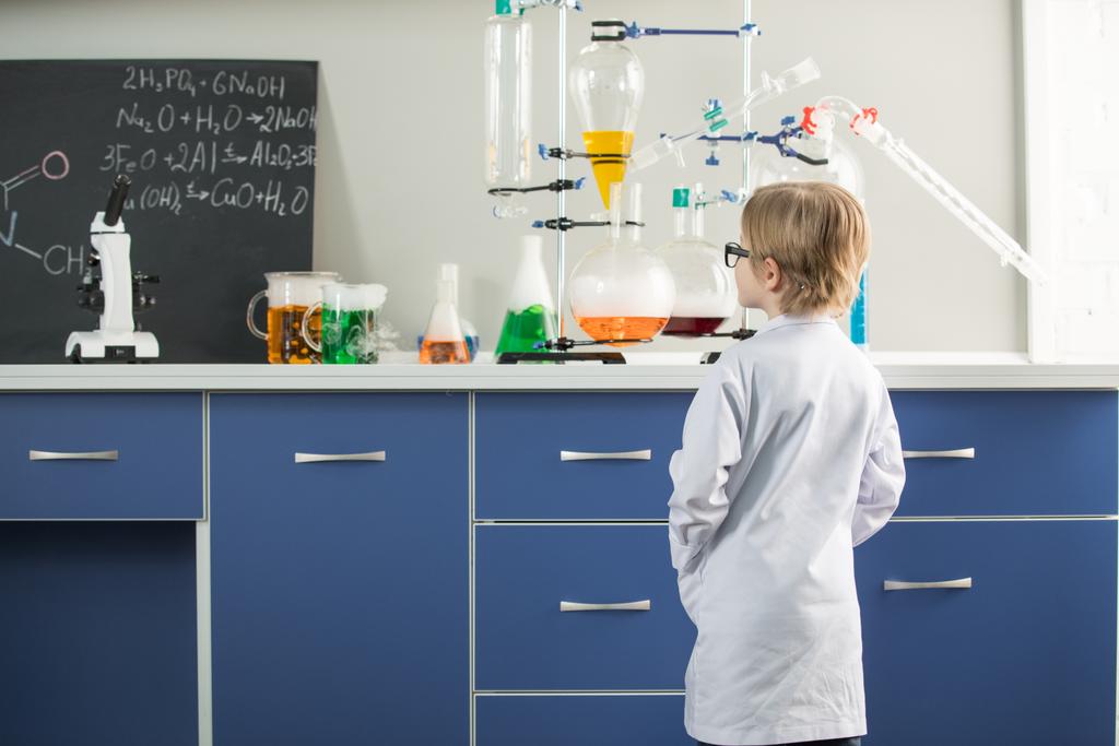 Αγόρι στο εργαστήριο επιστήμης - Φωτογραφία, εικόνα