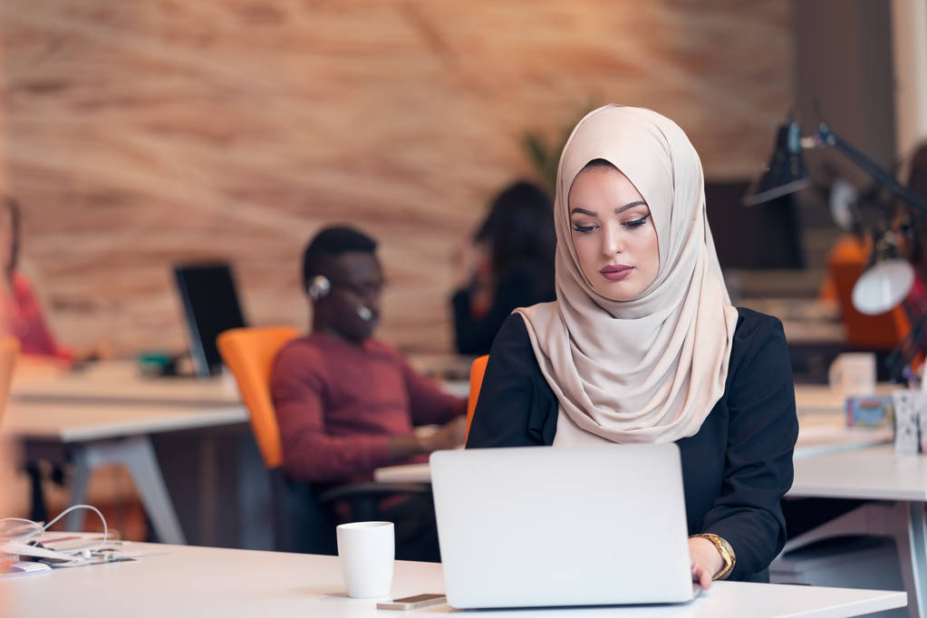 Mujer árabe de negocios trabajando en la oficina
. - Foto, Imagen