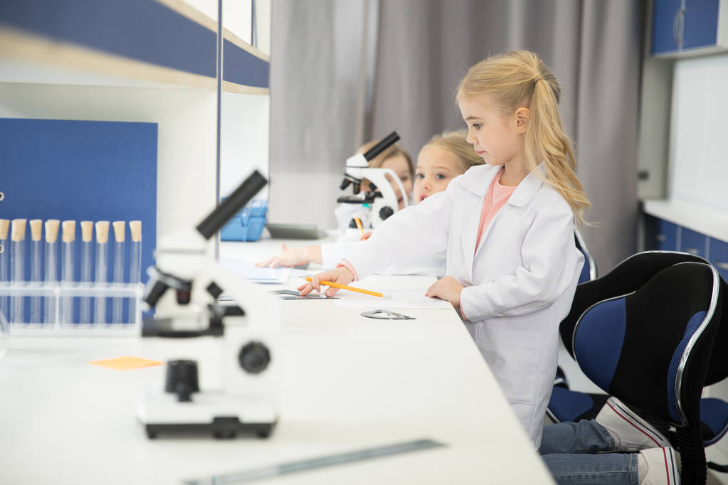 Діти навчаються в лабораторії
 - Фото, зображення