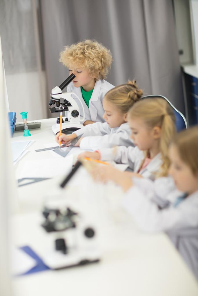 Niños estudiando en laboratorio
 - Foto, Imagen