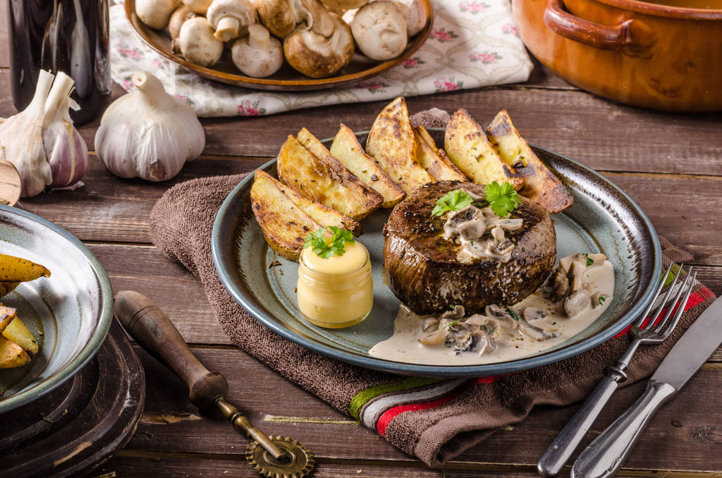 Biber sosu ve mantar biftek - Fotoğraf, Görsel