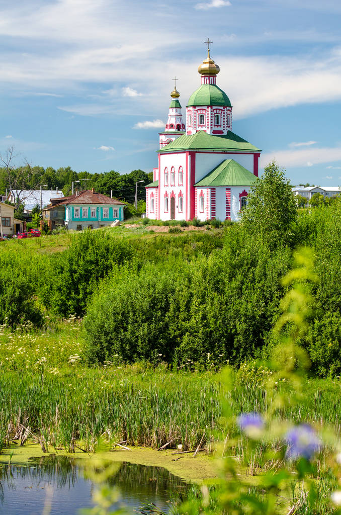 Starożytny Kościół w letni dzień, miasta Suzdal, Rosja. Złoty pierścień Rosji. - Zdjęcie, obraz