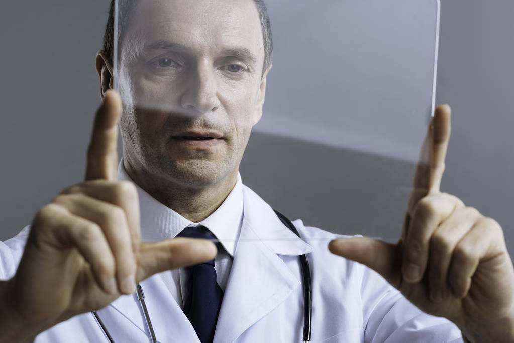 Uważny lekarz ogląda wyroby ze szkła medyczne - Zdjęcie, obraz
