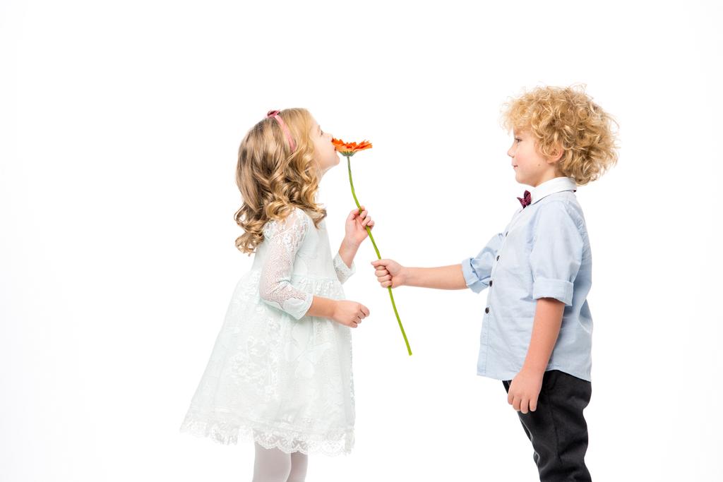 Hermosos niños con flor
   - Foto, imagen