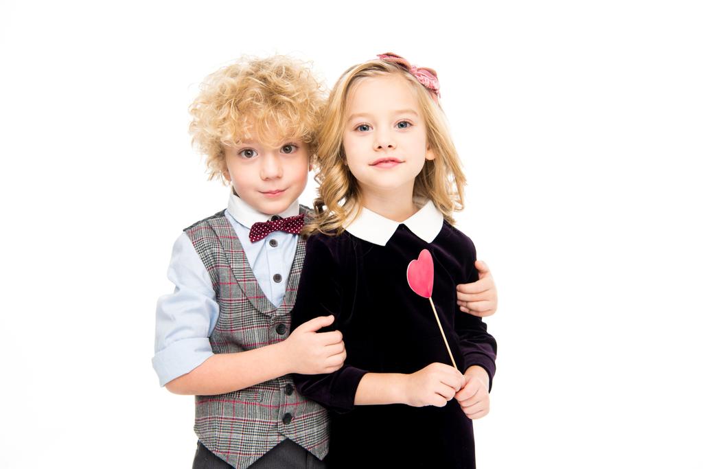 Bambini con cuore rosso in mano
   - Foto, immagini