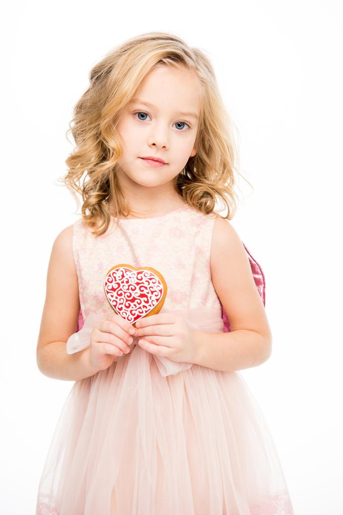 Dziewczynka gospodarstwa ciasteczka w kształcie serca    - Zdjęcie, obraz