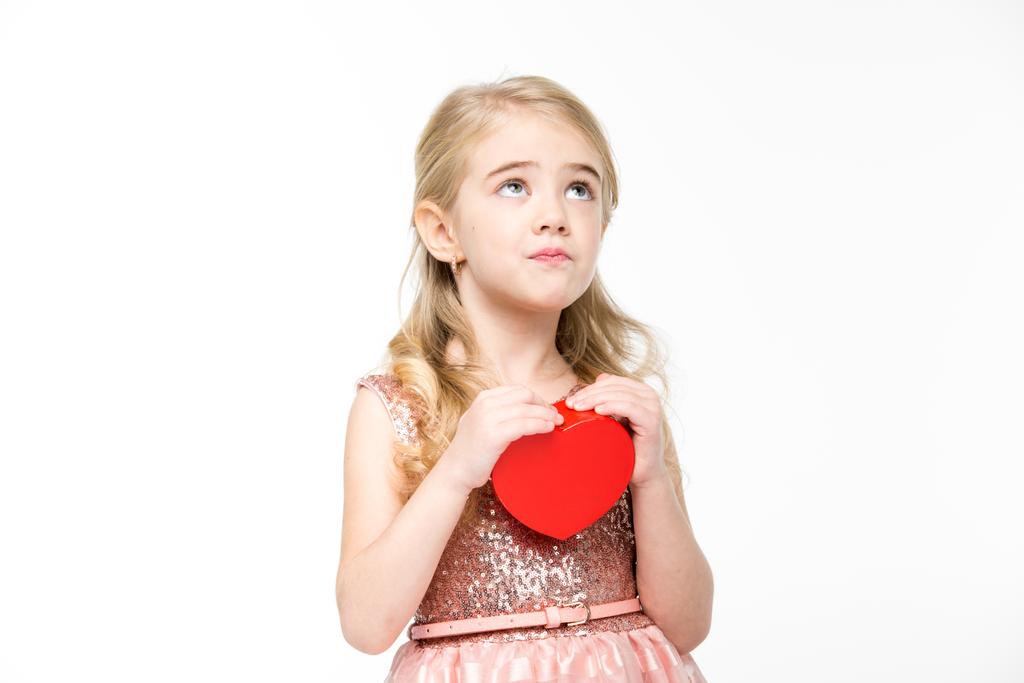 Девушка с красным знаком сердца
 - Фото, изображение