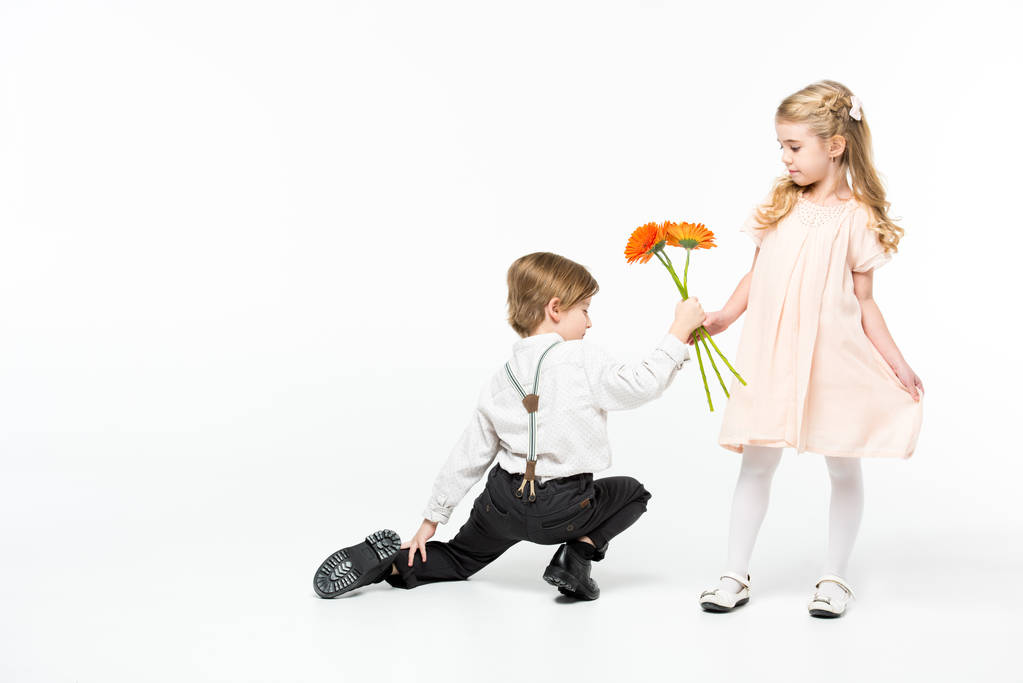 少年少女に花を与える - 写真・画像