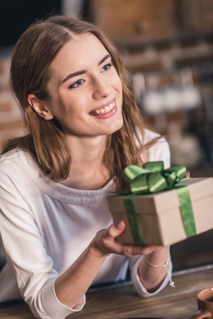 Nuori nainen lahjapakkauksessa - Valokuva, kuva