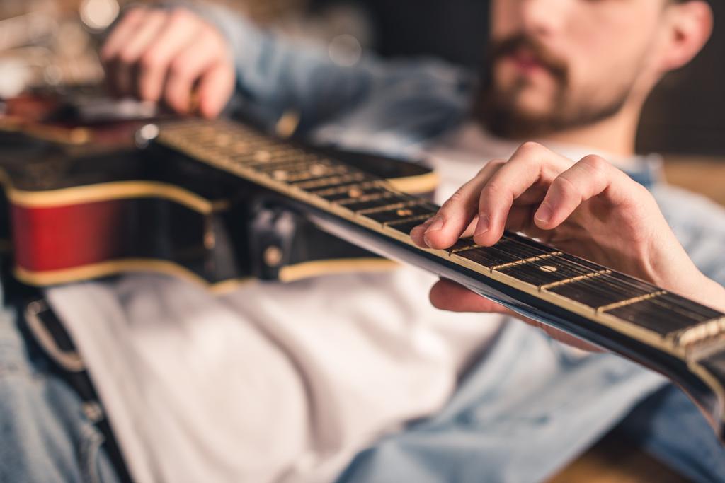 férfi gitározik - Fotó, kép