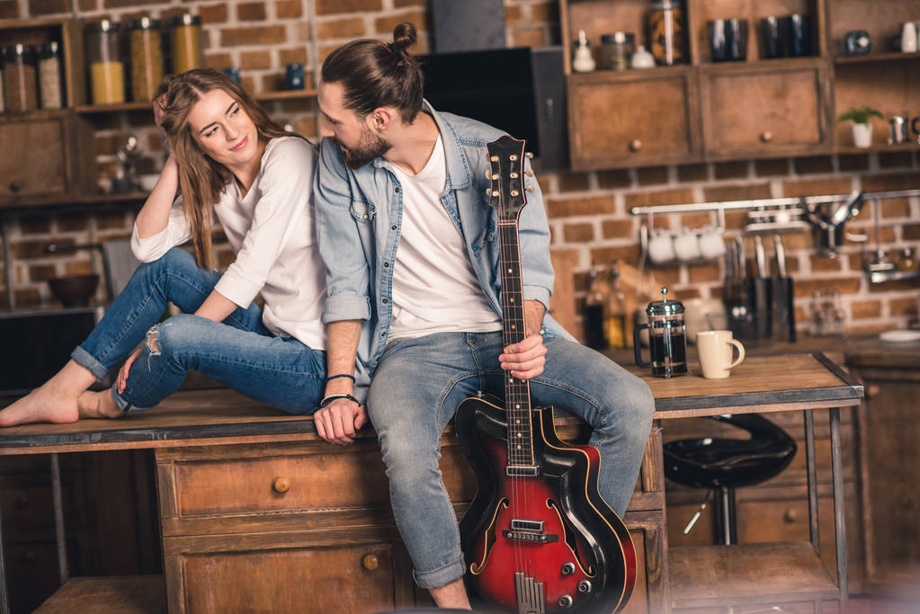 ギターを持つ若いカップル  - 写真・画像