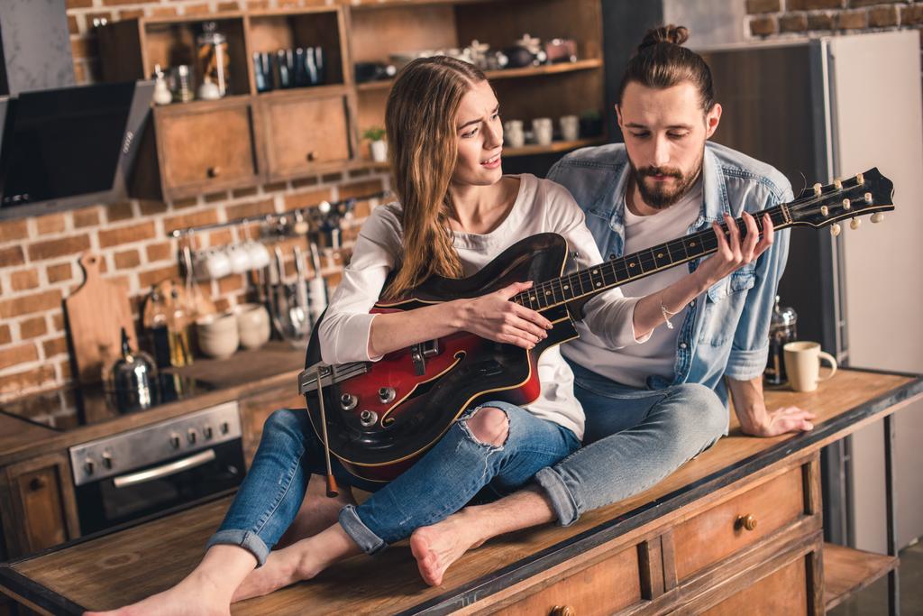 Молодая пара с гитарой  - Фото, изображение