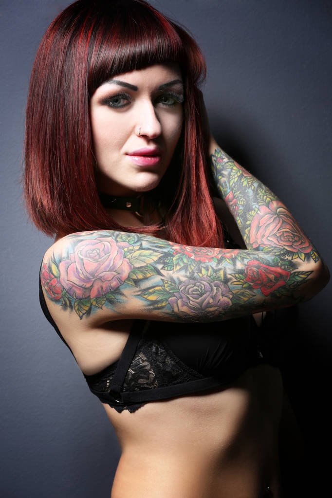 Hermosa chica con tatuaje en lencería negra
 - Foto, imagen