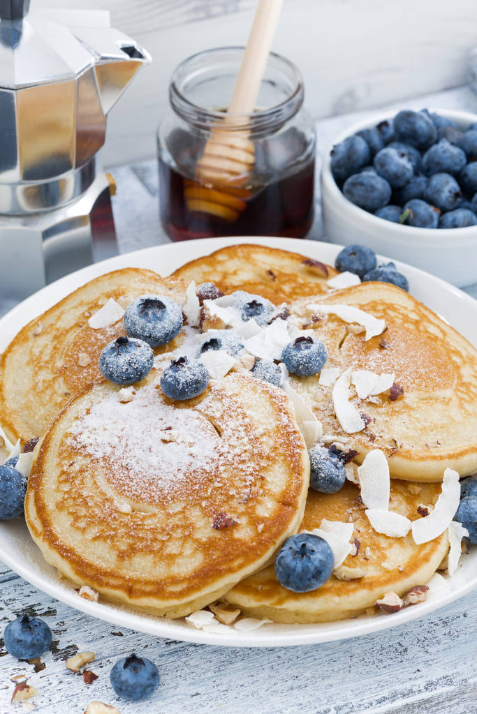 crêpes savoureuses aux bleuets frais et miel pour le petit déjeuner
 - Photo, image
