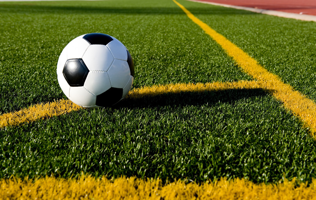 Pelota de fútbol y fútbol en un campo
 - Foto, imagen