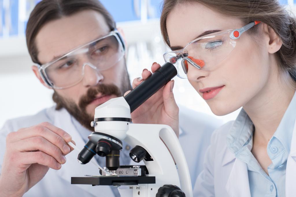 Химики, работающие с микроскопом
  - Фото, изображение