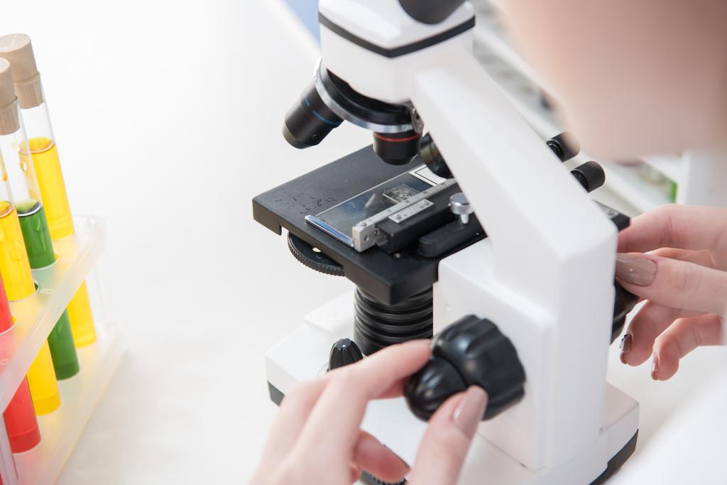 Científico trabajando con microscopio
 - Foto, Imagen