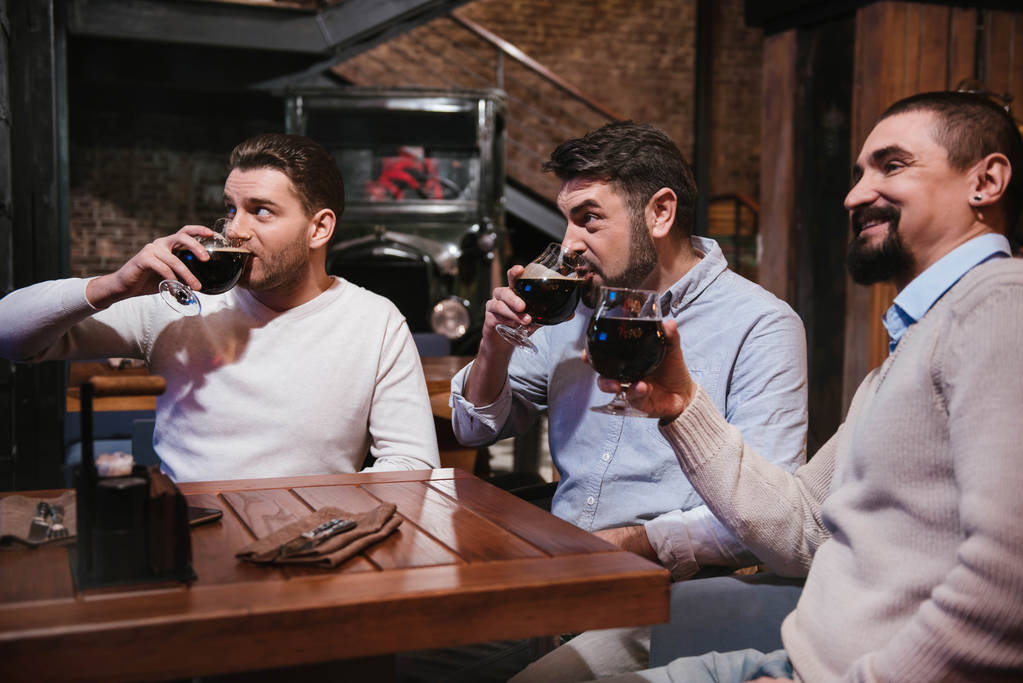 Blij leuke mannen met biertje - Foto, afbeelding