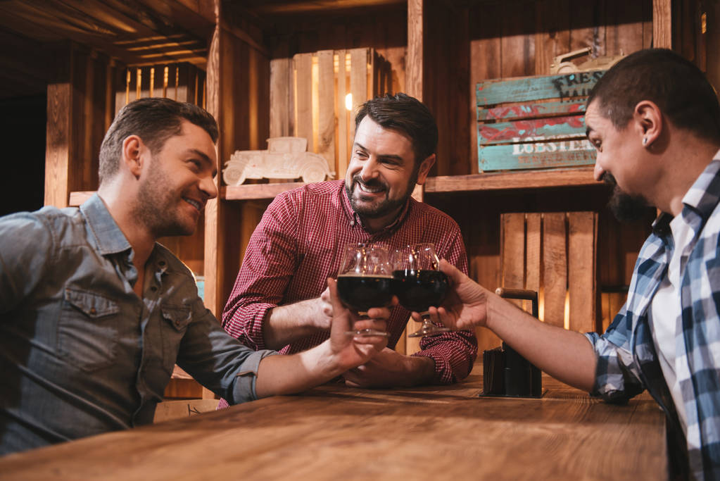 Komea positiivisia miehiä rentouttava pubissa
 - Valokuva, kuva