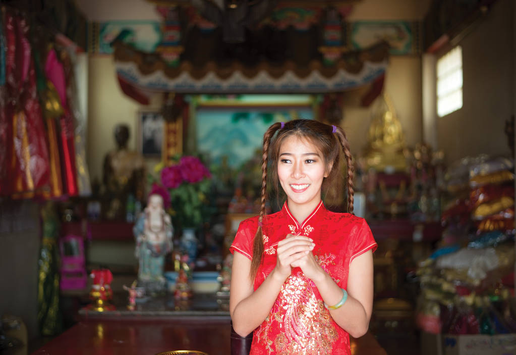 Donna cinese in cheongsam tradizionale nel nuovo anno nel Santuario - Foto, immagini