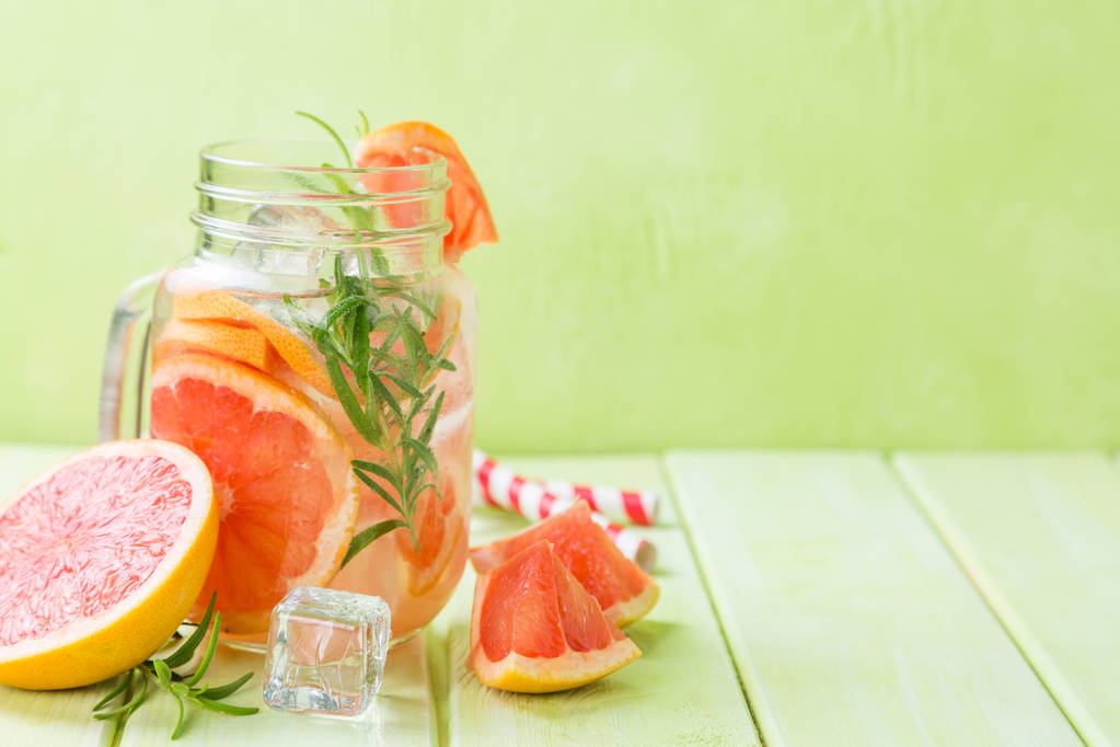 Rosemary a grapefruit detoxikační voda - Fotografie, Obrázek