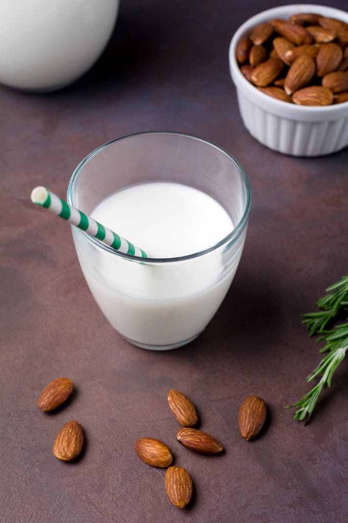 leche fresca en un vaso - Foto, Imagen