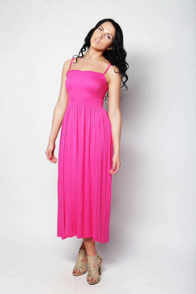 Полная длина брюнетки в розовом платье позирует
 - Фото, изображение