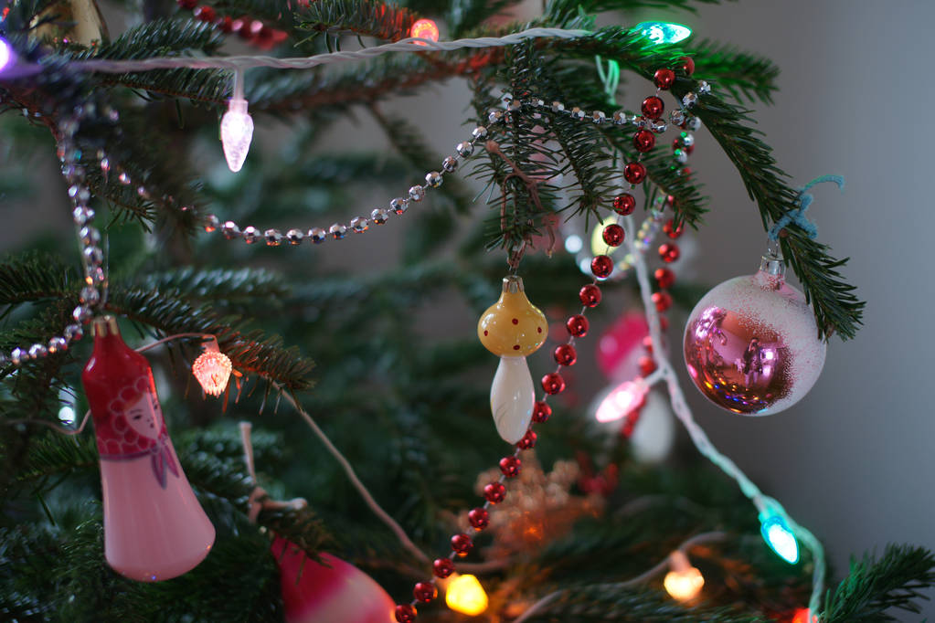 Decorazioni di Natale dei soviet vecchie su albero Di Capodanno
. - Foto, immagini