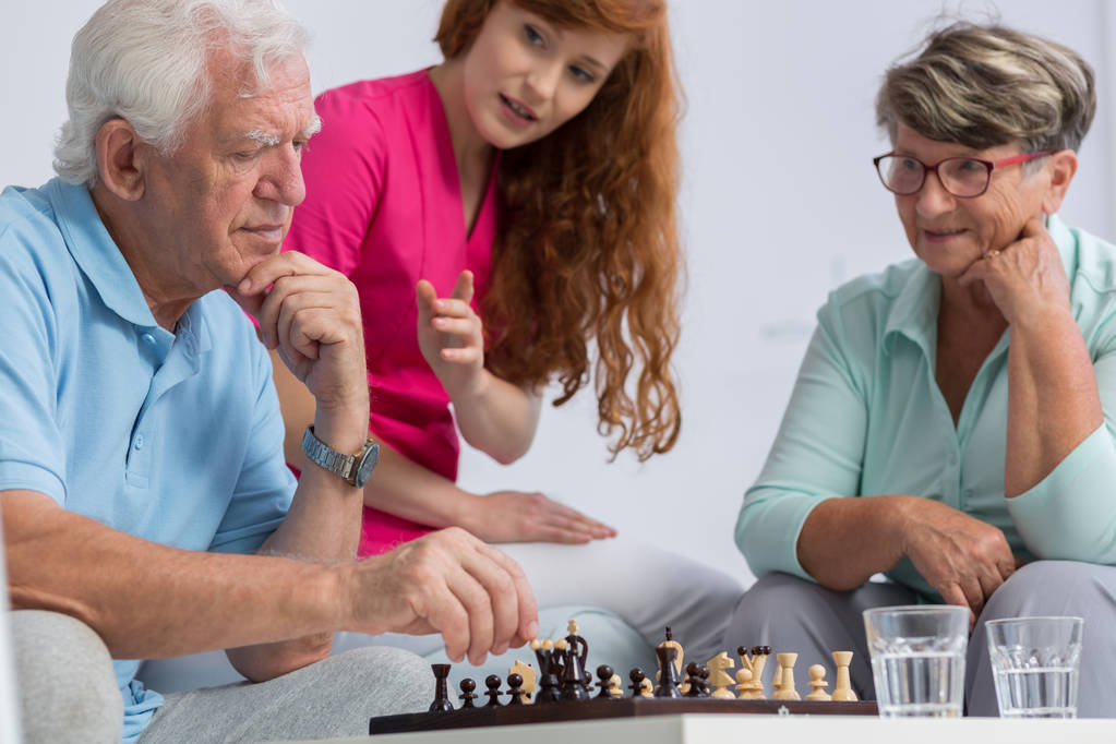 Casal de idosos jogando xadrez
 - Foto, Imagem