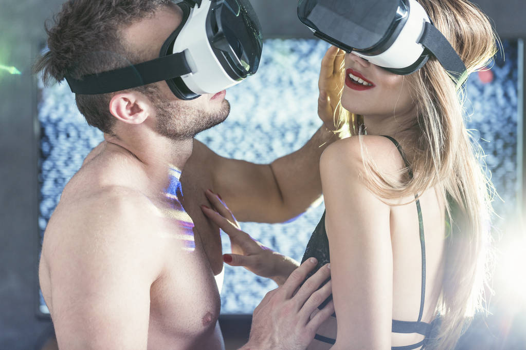 Casal em roupa interior e óculos VR
  - Foto, Imagem